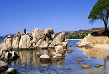 李凯尔禁区空切接球后双手扣篮,完成本场比分首分.